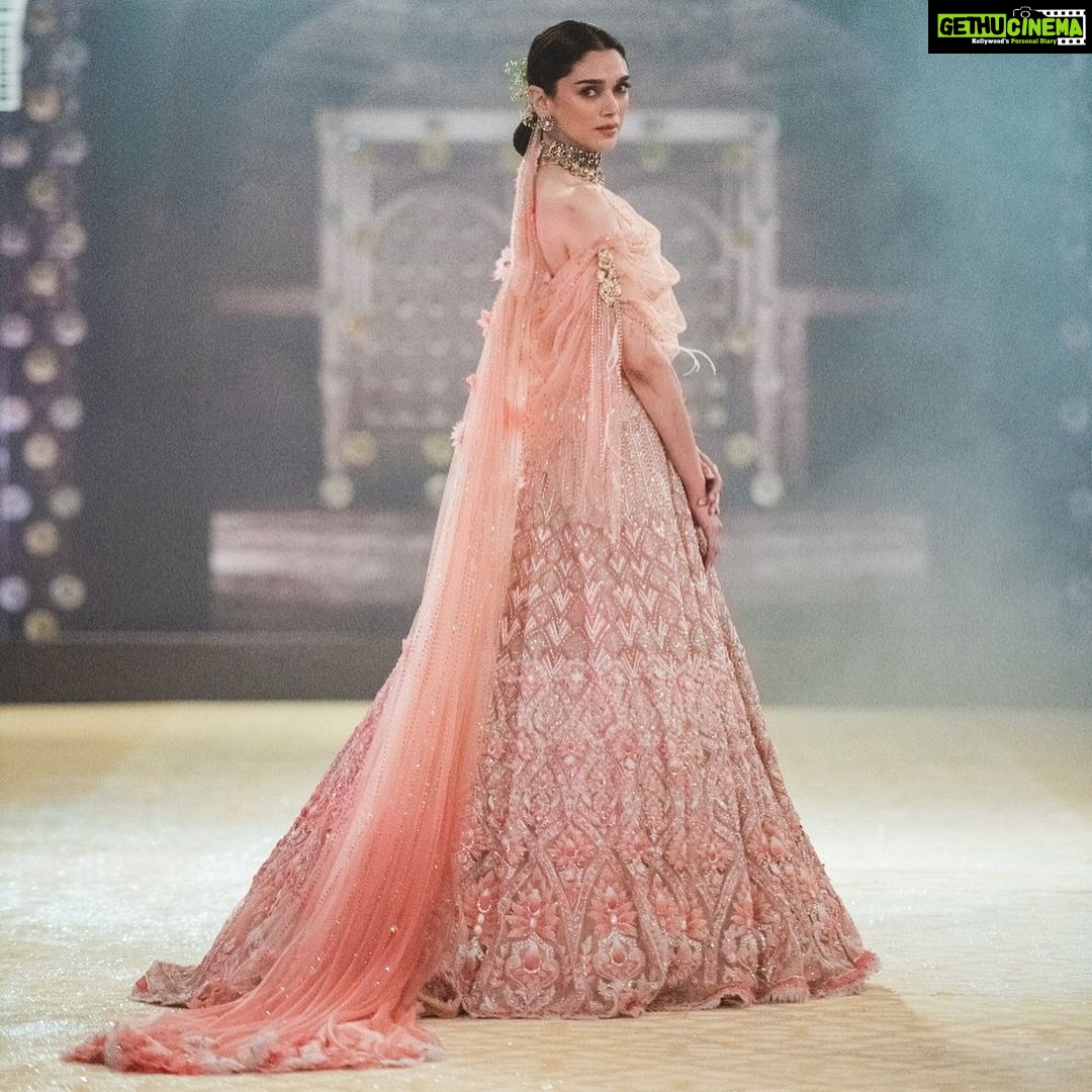 Aditi Rao Hydari Instagram - Felt like a painting brought to life by @taruntahiliani ⭐ #TTCouture #InElysium #TarunTahiliani #IWC2018