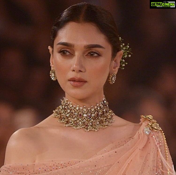 Aditi Rao Hydari Instagram - Quite sure I was wondering if I should have a ð after this or a ð... what do you think?... ðĪŠ#indiacoutureweek2018 @taruntahiliani @deepa.verma.makeup @thefdci