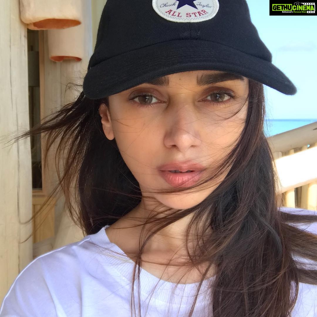 Aditi Rao Hydari Instagram - I believe in miracles I believe in love I believe in magic I believe in fairy tales I believe in kindness and generosity I believe in humanity I believe in hope I believe in belief And I also believe in reality; In finding the beauty in reality rather than the crap... Always! β€οΈ #TuesdayThoughts Ps- Also sometimes βi believe I can fly!βπ€ͺπ