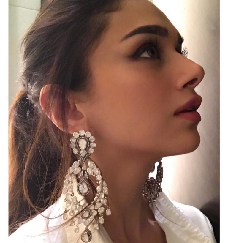 Aditi Rao Hydari Instagram - Look up and you’ll always find rainbows in the clouds and stars the dark... ⭐️🌈 @satyanifinejewels @sanamratansi #sammohanamprereleaseevent Thank you @kyana.emmot for helping me with my hair on your day off ❤️🤗