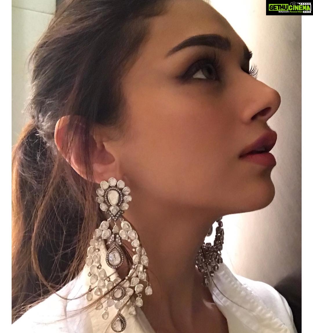 Aditi Rao Hydari Instagram - Look up and you’ll always find rainbows in the clouds and stars the dark... ⭐️🌈 @satyanifinejewels @sanamratansi #sammohanamprereleaseevent Thank you @kyana.emmot for helping me with my hair on your day off ❤️🤗