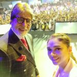 Aditi Rao Hydari Instagram - Look who I hung out with today! Two superheroes ❤️ @amitabhbachchan and the @oneplus ❤️ @Oneplus_india #Oneplus #NeverSettle