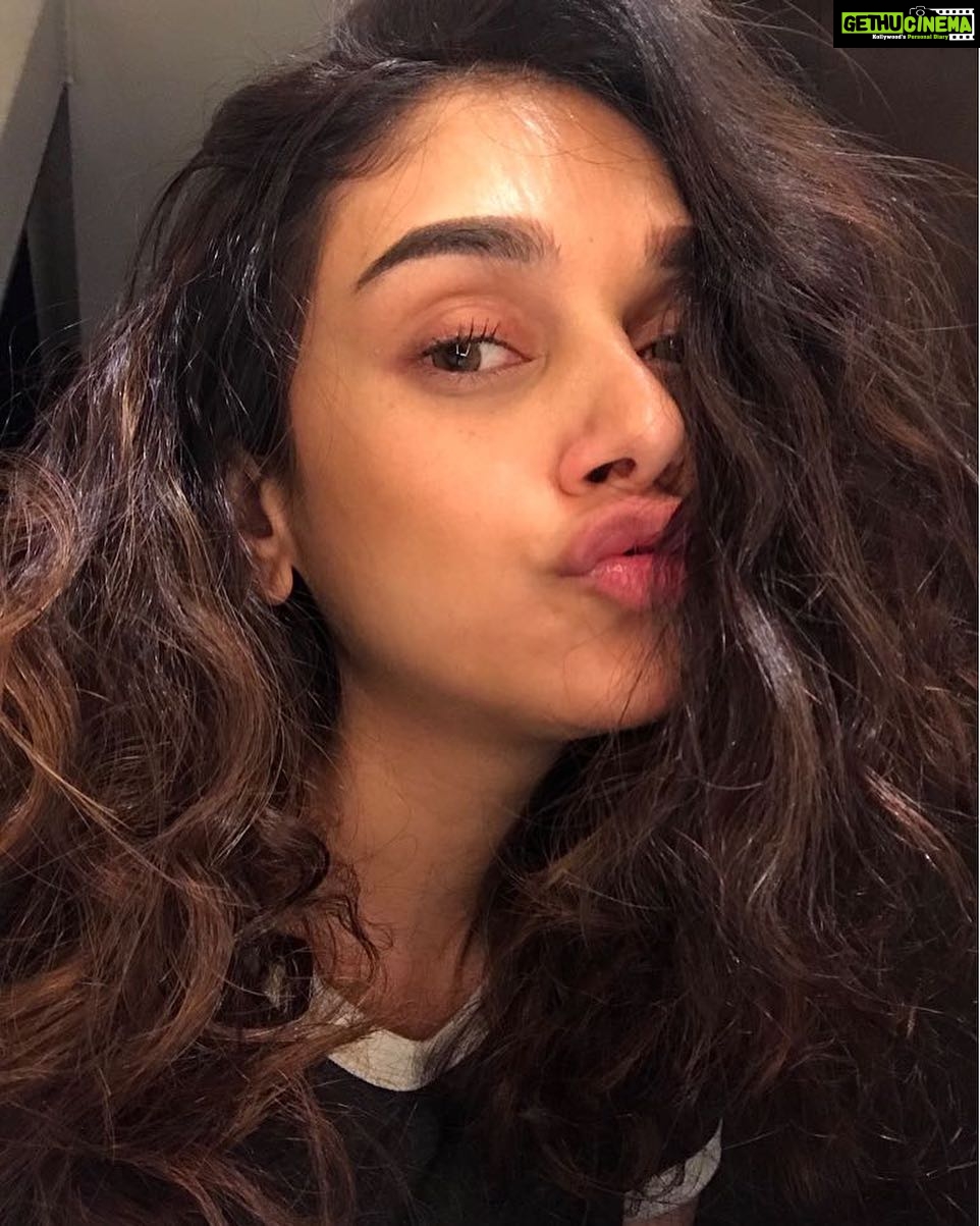 Aditi Rao Hydari Instagram - Back in the bay! Woke up and getting ready for the OnePlus 6 launch. Super duper excited as I have already seen this device click some amazing pictures at the Vogue cover shoot! πππ Canβt wait to unbox it!! See you all there at the event! β€οΈβ€οΈβ€οΈ @oneplus_india @oneplus