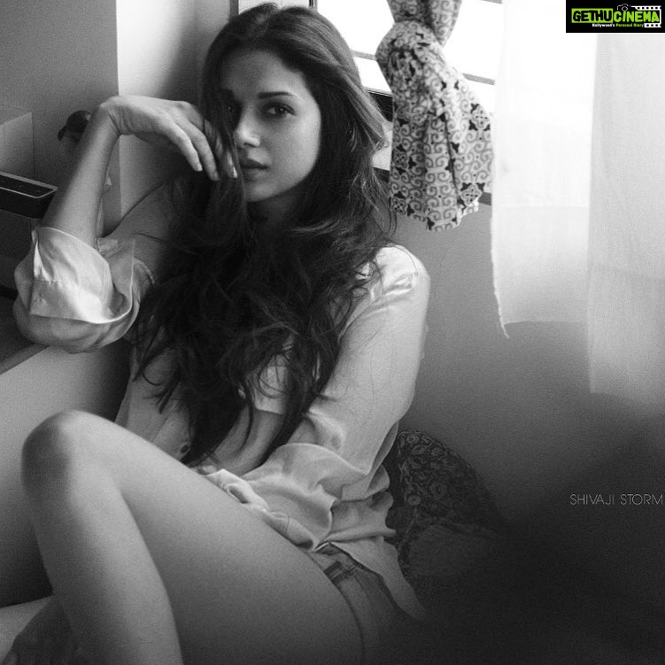 Aditi Rao Hydari Instagram - We carry inside us the wonders we seek outside... whatever we love, we are- Rumi #MondayMusings #justlikethat #aunaturel #live #life #love #magic Picture- @shivajisen