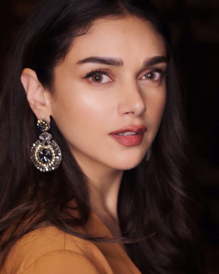 Aditi Rao Hydari Instagram - It’s the dreams in my eyes... not the eye liner 🌟🌟😉😘 Thank you for this picture @ajaypatilphotography @deepagurnani @zaraindiaofficial @sanamratansi