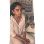 Aditi Rao Hydari Instagram – #nightsongs… when your brain is fried… sing to it! 🐒 #kabhineemneem #arrahman #yuva #ManiRatnam