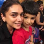 Aditi Rao Hydari Instagram - Little children are so special, so fearless and transparent ... This is Nirvan, I met him this evening at @farmerscafemumbai... he walked up to me on his little own self and said ‘you’re very pretty’.... my heart has melted into a little puddle... ❤️❤️❤️❤️❤️ Farmers’ Café