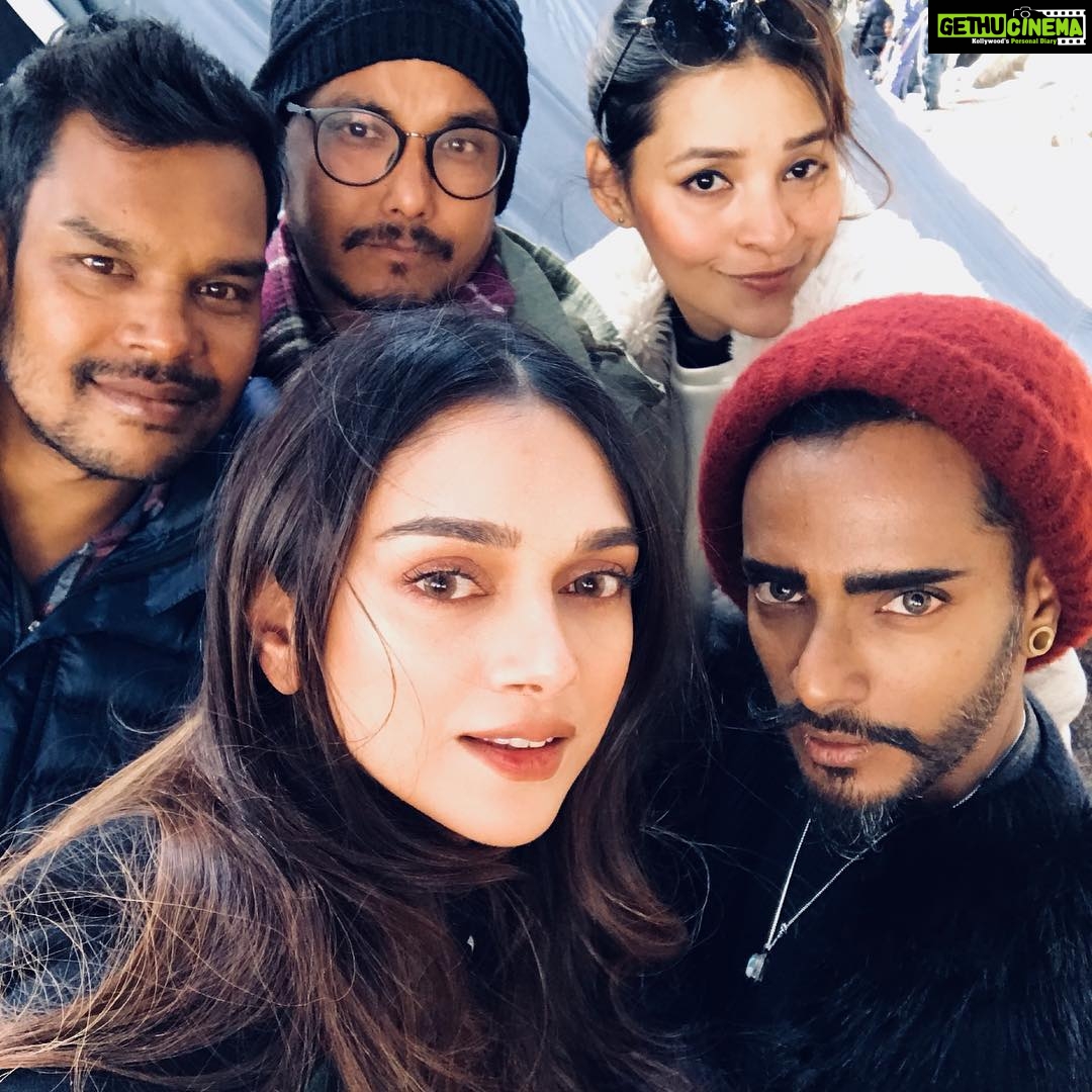 Aditi Rao Hydari Instagram - My bravehearts... wind,snow,slush rain, crack of dawn, laaate night shifts... they always always have my back...with them there is always humour, care, laughter, food... and selfies! #teamwork #teamphoto #manali @eltonjfernandez @krishnakami @anushka_09 ( you too @sanamratansi- missing in action! ) ( @ssubberman you too obvio- always missing in action, but the owner of Elton’s favourite topic😂) #Abhay... thank you!🌟 Manali, Himachal Pradesh