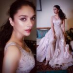 Aditi Rao Hydari Instagram - My forever dream team... 🤗❤️😘 loooooove them and how... @eltonjfernandez @sanamratansi... wearing this byoot by @shriyasom ❤️ For the #NFBA2018 @mynykaa and @feminaindia beauty awards tonight. #Beauty #Gloss #Eyeliner #SunKissed #Glow #Femina #Nykaa #OutfitOfTheDay #InstaGlam #InstaGood