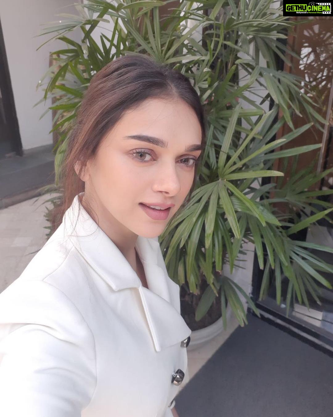 Aditi Rao Hydari Instagram - An amazing selfie experience! Got my hands on the #GalaxyA8Plus at the launch event today. Get ready to #ExperienceTheAmazing new smartphone from @SamsungIndia.