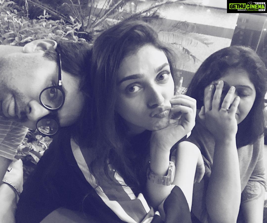 Aditi Rao Hydari Instagram - Hum bechaare Bina sahaare...in Malaysia truly Asia... hungry! #Malaysia #KoiKhaanaDeDo