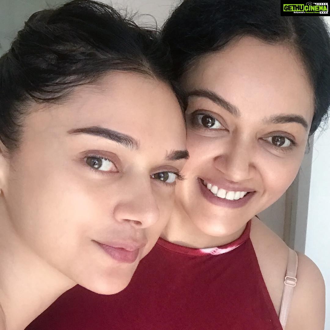 Aditi Rao Hydari Instagram - For a glowing 2018! Squeaky clean and Au Naturale for the new year... thank you doc for looking after my hyper delicate skin! I promise to be more regular with my face clean ups and my skin care! Mmmmmmwah! @drrashmishettyra #glow #skincare #aunaturale #cleanup