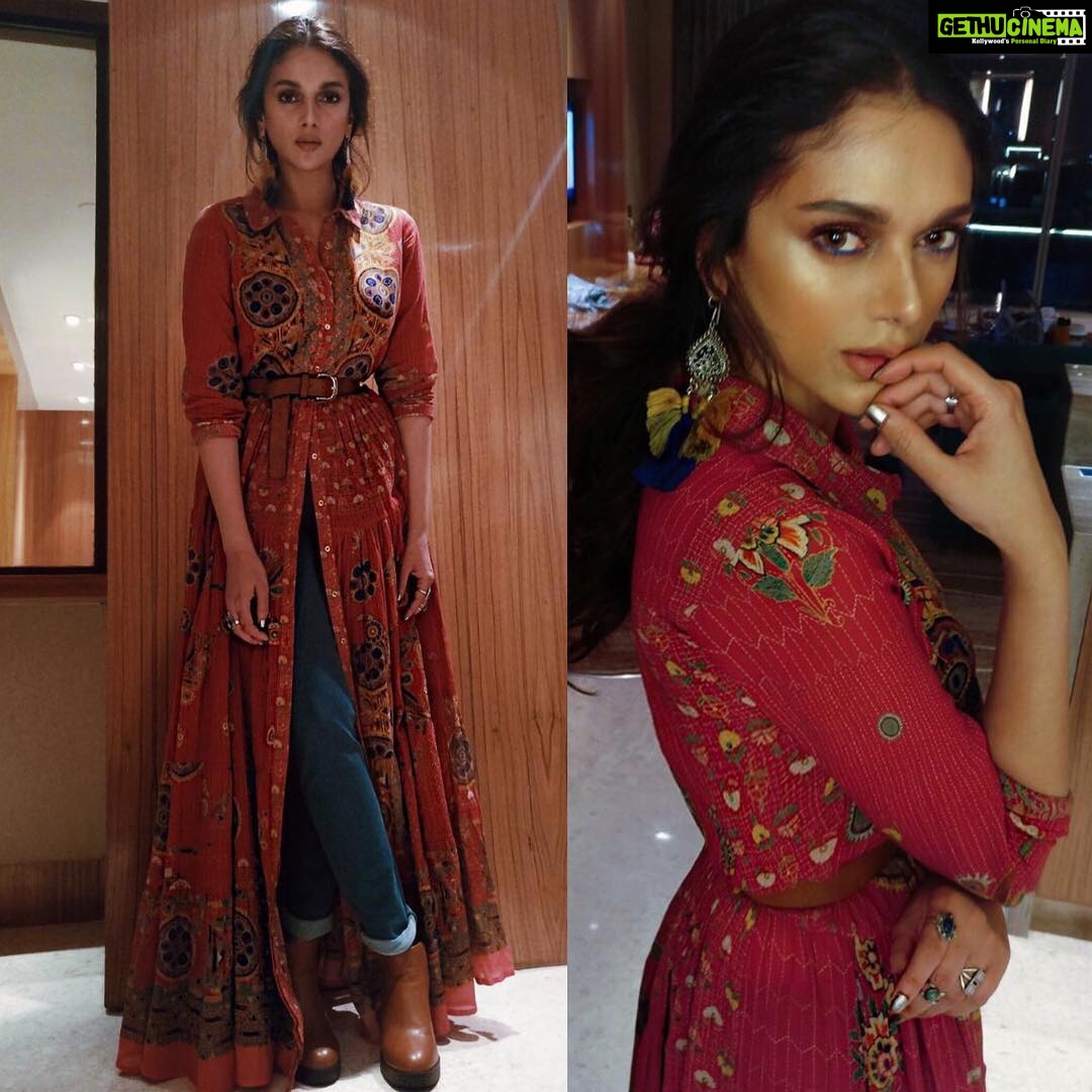 Aditi Rao Hydari Instagram - Yesterday in @labelritukumar @sachdeva.ritika ...in #bengaluru @sanamratansi @eltonjfernandez ❤️😘 #bronzed #DesiBoho #boho #flowerchild