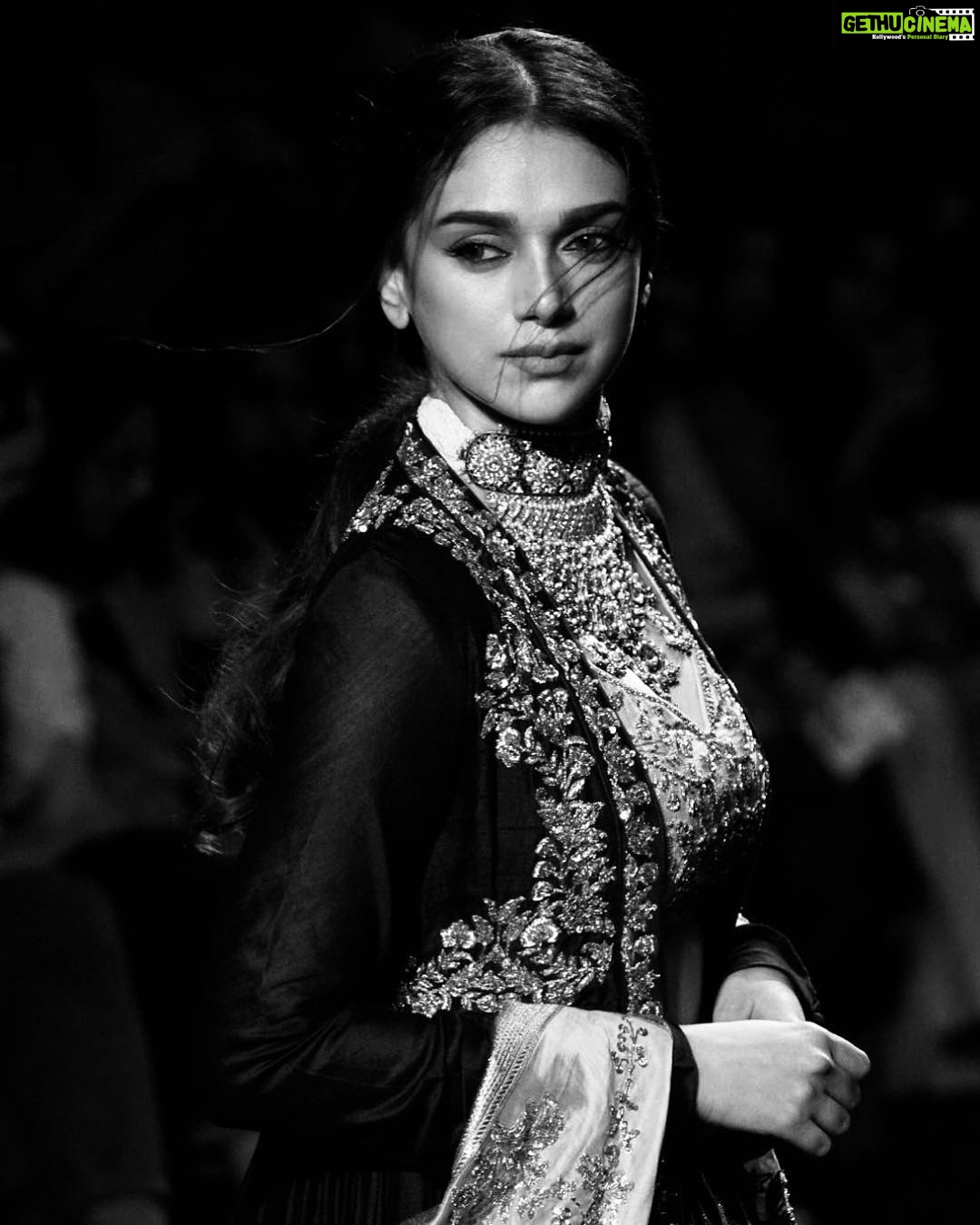 Aditi Rao Hydari Instagram - #ThursdayThrowback! Super special always, walking for my Hyderabadi homie @jayantireddy14 for the @lakmefashionwk. Outfit : @jayantireddylabel Jewellery : @Sunita_Shekhawat_Jaipur HMUA : @Eltonjfernandez Styling : @dhoomdhaamweddings @tanghavri Photography : @thehouseofpixels #LakmeFashionWeek2017 #JayantiReddyLabel #InstaPic #PhotoOfTheDay