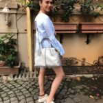 Aditi Rao Hydari Instagram - Thaaaank you for the prezzie... 💃🌟 I've put my whole house in it and it's still so light and not given me a crick in my neck! Love my new @tods #Dbag #tods #todsindia #shaunakbali