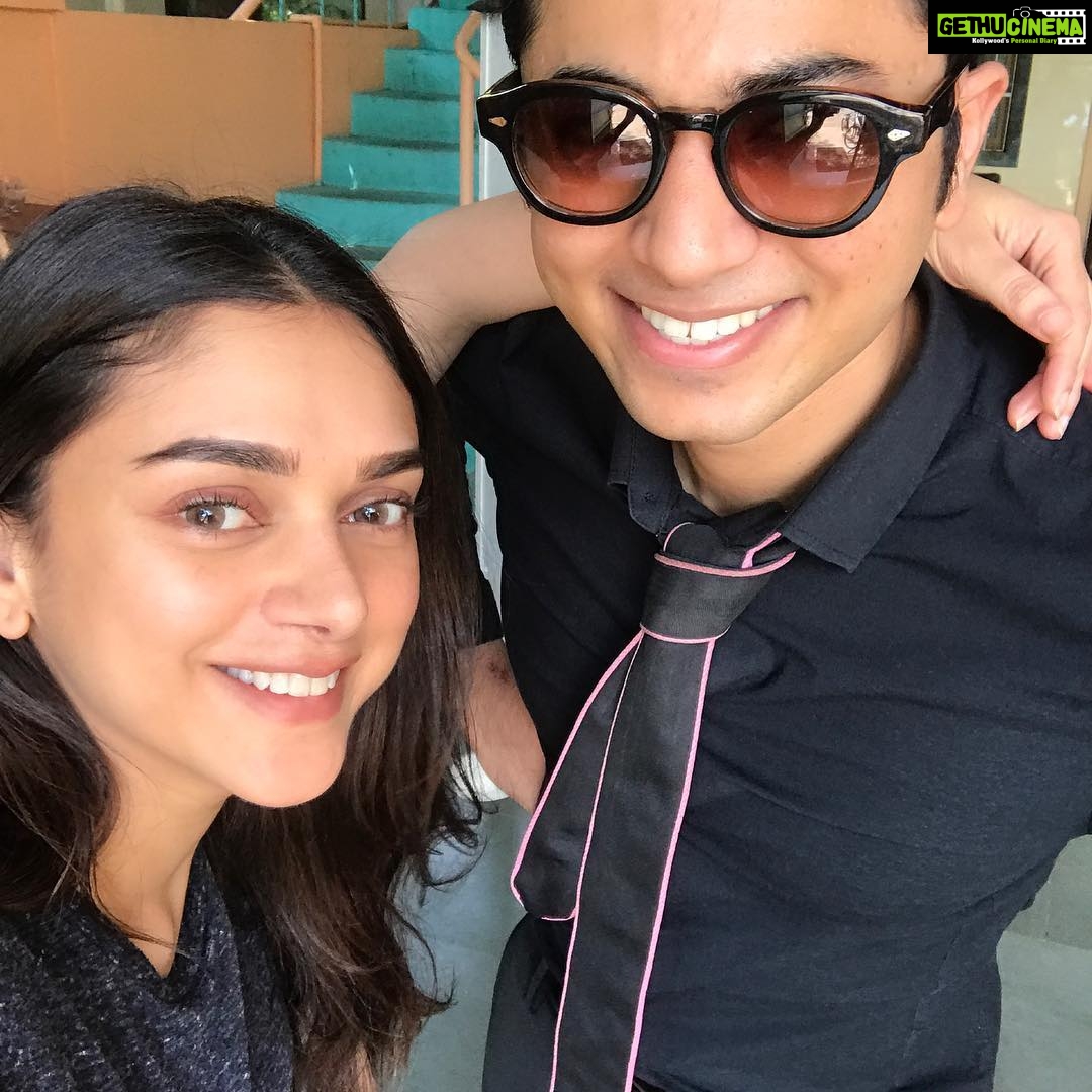 Aditi Rao Hydari Instagram - Boss doctor... Best doctor... And entertaining to the core! @dr.jewelgamadia #DrFixit #healthfromwithin #GlowWorm #DontPopPills #fixitfromtheinside Ps- I was his first patient... actually guinea pig ππππ ππͺπ» Pps- don't miss the tie and the new glasses!!! π¬