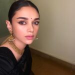 Aditi Rao Hydari Instagram – #throwbackthursday to a week ago! 😂🌟
#filmfaremarathiawards @filmfare #vintage 🌟#deerintheheadlights 😉#mytrademark 😂#ididntplanit 🤦🏻‍♀️ #thatsjustmyface 😋 @amrapalijewels @sanamratansi