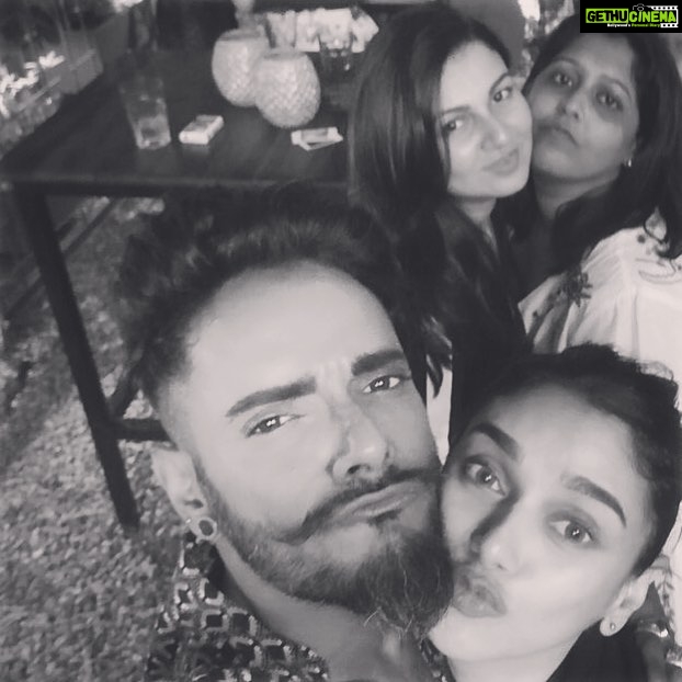 Aditi Rao Hydari Instagram - #dreamteam #nightlife #downtime #tequila #team #pout #squad