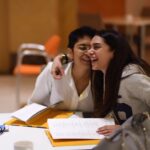 Aditi Rao Hydari Instagram - Sisterhood! Love her and her superpowers! 🌟 #bts @mumbaifilmfestival with @paagole #supergirl #pixiesisters #familytime #kiranrao #jiomamiwithstar2017 #prep #filmfestival #happyfaces #instagood #happygirlsaretheprettiest 😋🤗❤️