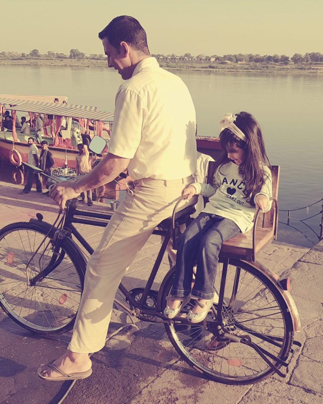 Akshay Kumar Instagram - ‪This Beautiful Lil Human Being is my Biggest Life Line...she wanted to ride on PadMan's bike everyday and now she's learnt to ride her own 🚴🏽‍♀ #HappyChildrensDay to every child across the globe, you couldn't imagine how much you make this World a Better place to live in 😇‬