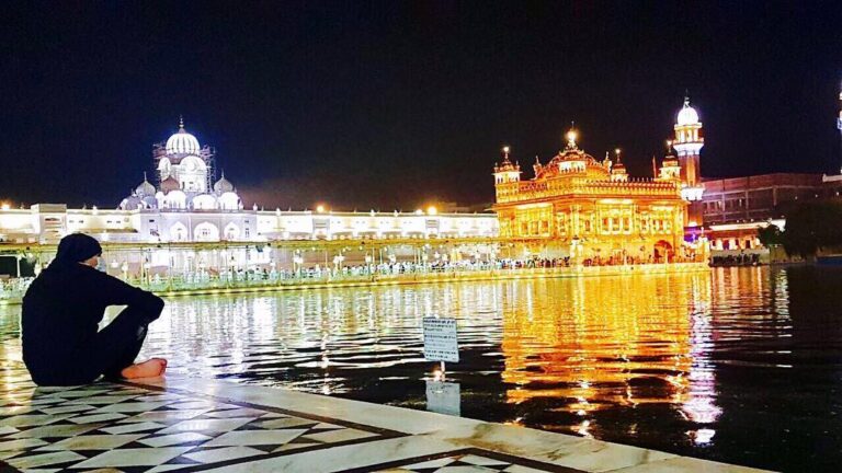 Akshay Kumar Instagram - A chance visit to the Golden Temple,listening to the gurbani and watching the world go by. Only word that comes to mind now : SURREAL 🙏🏻 #blessed