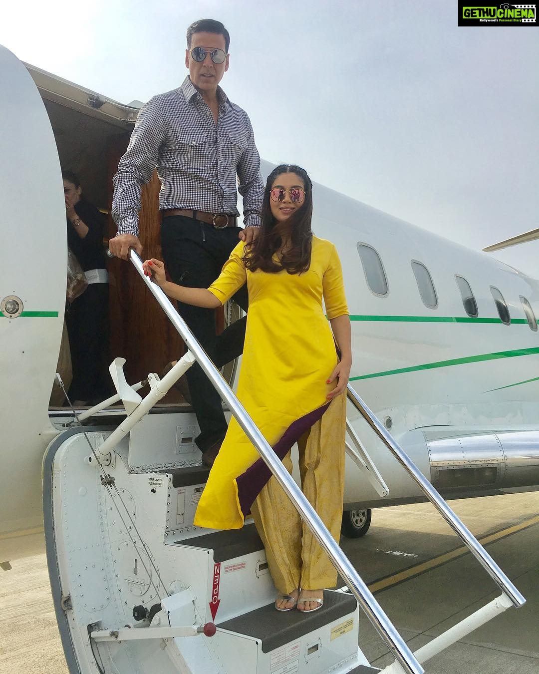 Akshay Kumar Instagram - Team @ToiletTheFilm in Lucknow today to do #ToiletKaJugaad 😉 Stay tuned song out shortly! @psbhumi