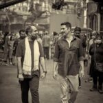 Akshay Kumar Instagram - I’m already missing walking down these streets of Chandni Chowk. Even though it was a make-believe set…you made it look so real, take a bow @sumitbasu62. My wonderful co-star @bhumipednekar , thank you for providing the right balance with your splendid talent. And @aanandlrai sir…what can I say about you, besides that you’re a wizard and today as we wrap up the Mumbai schedule of #RakshaBandhan, I know I’m leaving the set a better actor 🙏🏻