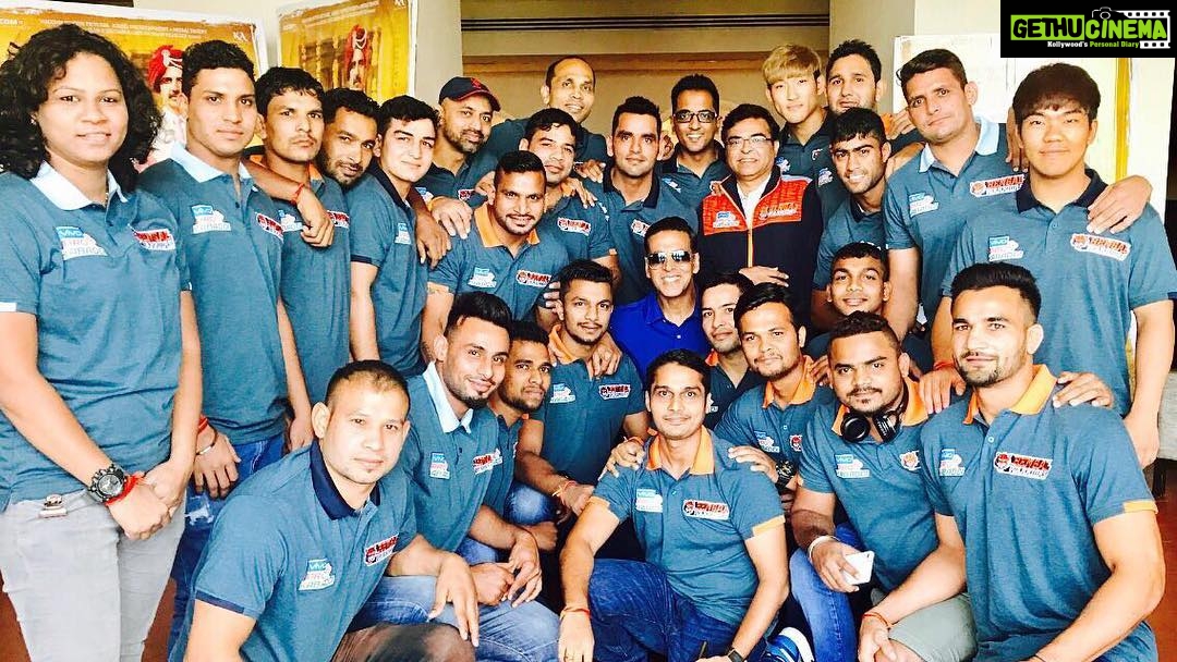 Akshay Kumar Instagram - Proud owner of the @bengal.warriors 😁Wishing these champs a great @prokabaddi season ahead. Opening ceremony today at 7.30pm on #StarSports