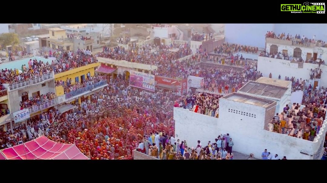 Akshay Kumar Instagram - Witness Keshav aur Jaya's desi 'romaance' in this dialogue promo from @toiletthefilm