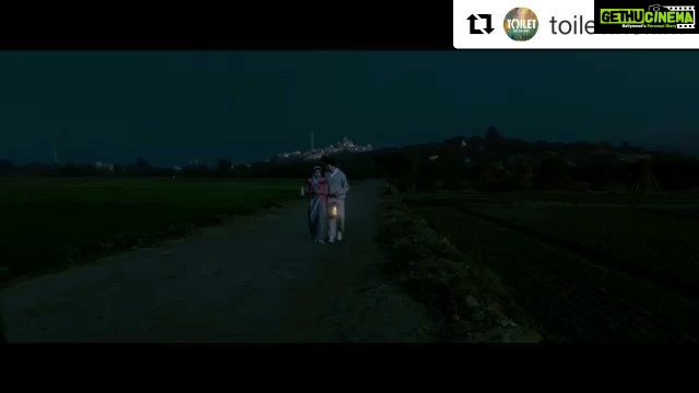 Akshay Kumar Instagram - Keshav's predicament : Kahan se laoon shauchalaya? Watch this dialogue promo to know more. @toiletthefilm @psbhumi