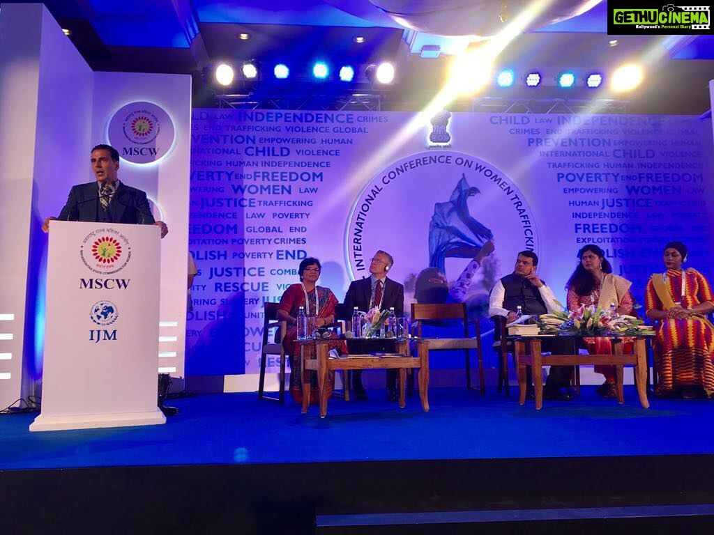 Akshay Kumar Instagram - At Maharashtra State Commission for Women's International Conference on Women Trafficking to help address this global problem on an international level.