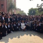 Akshay Kumar Instagram - Met these bunch of cool student lawyers or should I say soon to be Jollys today 😉My sincerest best wishes to all...love & prayers 🙏🏻 #4DaysToJollyLLB2