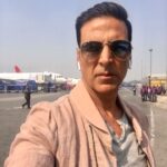 Akshay Kumar Instagram - ‪Touchdown Delhi! Amity Noida we are on our way...a bit delayed due to the fog, will be there before you know it! #4DaysToJollyLLB2‬