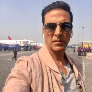 Akshay Kumar Instagram - ‪Touchdown Delhi! Amity Noida we are on our way...a bit delayed due to the fog, will be there before you know it! #4DaysToJollyLLB2‬