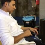 Akshay Kumar Instagram - Someone told me it prevents odour if you put a teabag in your shoe but AFTER, this happened to me ;) #foolproofwaytokillsomeone #triedandtested