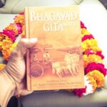 Akshay Kumar Instagram - Couldn't have asked for a better start to the day.Landed in Mathura and got gifted this precious Bhagvad Gita on day 1 by a passerby! #blessed