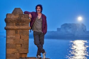Akshay Kumar Instagram - Taking back amazing memories of Diu as we end a schedule of #RamSetu. Natural beauty, lovely people, don’t miss the famous Pani Kotha fortress-jail at the back. The place is an incredible gem wrapped in history.  Diu tujhe dil diya ❤️