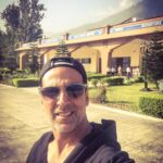 Akshay Kumar Instagram - It's a Jolly good morning here in Manali😉 Just arrived and already afraid of missing it when I leave...the crew & the film. #lastschedule