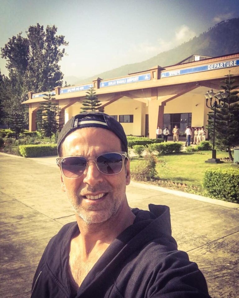 Akshay Kumar Instagram - It's a Jolly good morning here in Manali😉 Just arrived and already afraid of missing it when I leave...the crew & the film. #lastschedule