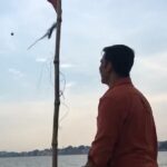 Akshay Kumar Instagram - Impromptu kite flying session on the banks of River Ganga...BEST EXPERIENCE EVER!!!Couldn't be happier 😃#simplejoys