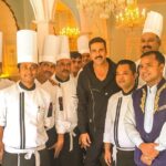 Akshay Kumar Instagram - Thanks to these amazing chefs for over feeding me with their delicious #Lucknowi food! I'm one stuffed Punjabi 😛