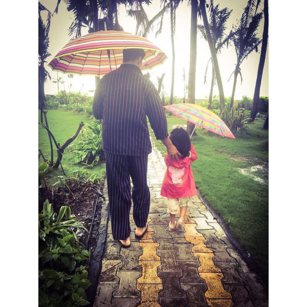 Akshay Kumar Instagram - When the heavens open,only my daughter can make it feel like a heavenly day!Love her to the moon & back #SundayFunday