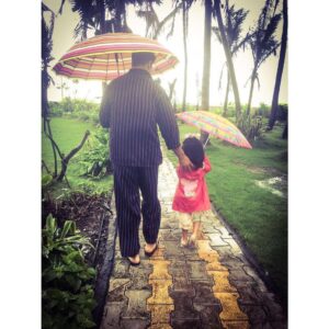 Akshay Kumar Instagram - When the heavens open,only my daughter can make it feel like a heavenly day!Love her to the moon & back #SundayFunday