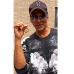 Akshay Kumar Instagram - Blessed and honoured to receive this Faravahar from the Zoroastrian community in New York & New Jersey! Thank you so much for your best wishes for #Rustom