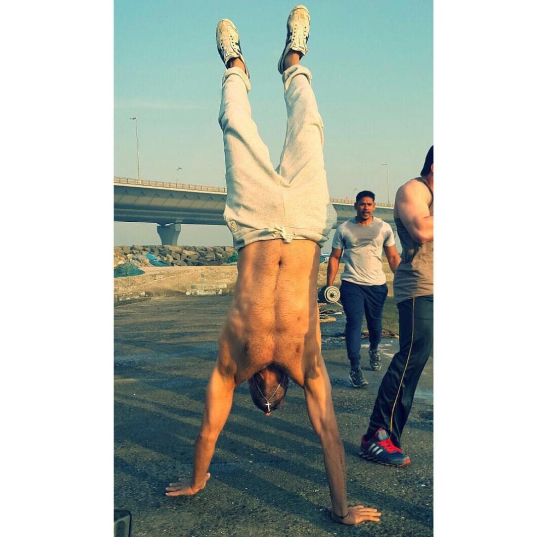 Akshay Kumar Instagram - Challenging all my fans to post a picture of their Happiest Hanstand on #InternationalHandstandDay 😜 Good luck, be safe & Dear God keep your elbows straight 👍🏽