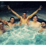 Akshay Kumar Instagram - Doing what the #HouseFull3 Boyz do best!! Chillin in the tub like the Manly Men we are 😜 #BlessedWithTheBest #HouseFull3Today Watch it now or #Sundi will be after you👊🏽