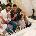 Akshay Kumar Instagram - Doin what the #Housefull3 Boyz do best! Chillin, in the Tub 😜 #Photobombed by the one and only? #1WeekToGo