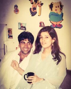 Akshay Kumar Instagram - Found this old picture and nothing's changed,couldn't & still can't take my eyes off her😊 Happy anniversary @twinklerkhanna!