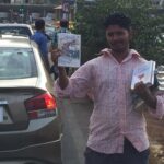 Akshay Kumar Instagram - On the way back home spotted this fellow selling the bestseller #MrsFunnybones 😊 #simplejoysinlife