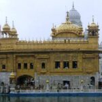 Akshay Kumar Instagram - Found this old click of the glorious Golden Temple! Sending love and best wishes your way on the auspicious occasion of #GuruNanakJayanti #HappyGuruPurab